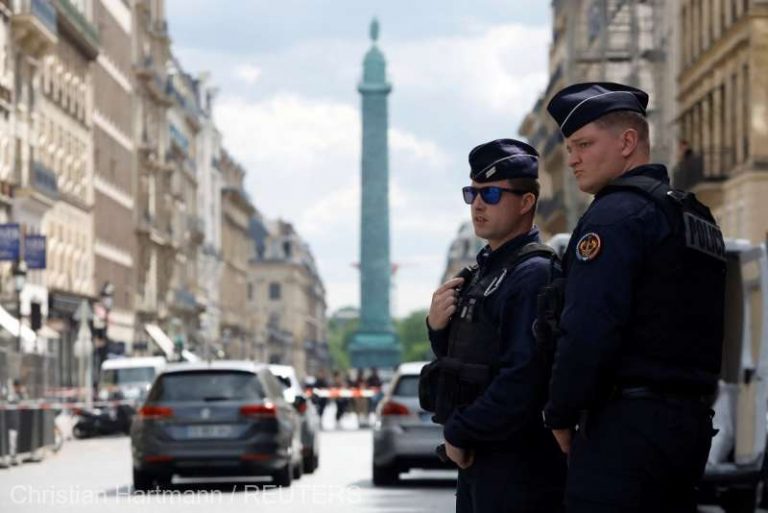 Un bărbat a intrat într-o secţie de poliţie din sudul Franţei şi a ieşit îmbracat în poliţist şi înarmat