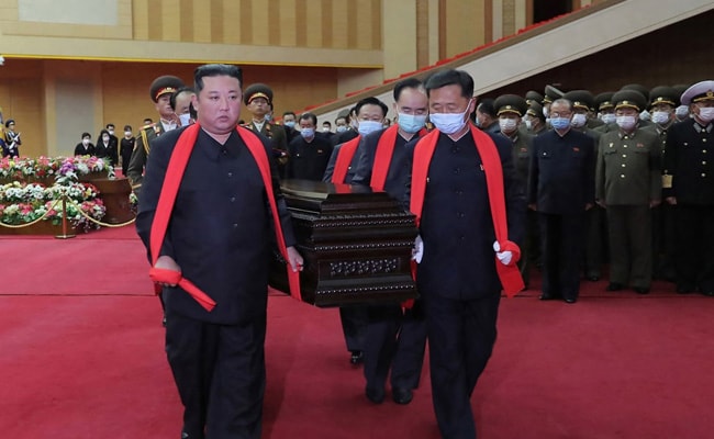 Kim Jong Un a purtat sicriul mareşului Hyon, fostul său mentor