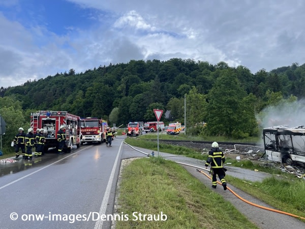 GRAV accident în Germania! Un tren a spulberat un autobuz rămas blocat pe şine