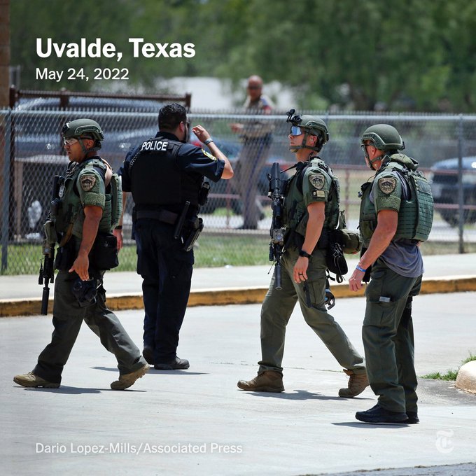 Autorul atacului armat din Texas a intrat în şcoală pe o uşă care ar fi trebuit să fie încuiată
