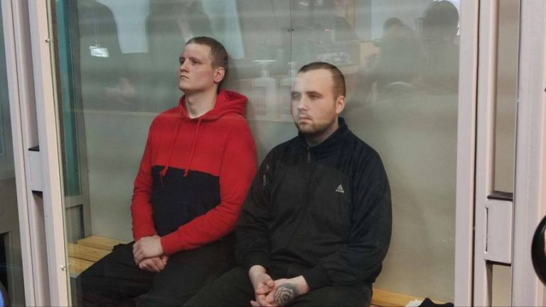 Doi soldaţi ruşi au fost condamnaţi la închisoare în Ucraina pentru crime de război