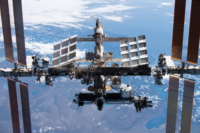 Un echipaj ruso-american a ajuns pe ISS într-o capsulă aparţinând SpaceX