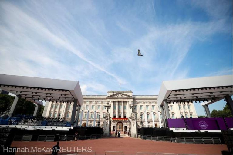 Regina Elisabeta a II-a lansează de la balconul Palatului Buckingham o serie de festivităţi – VIDEO