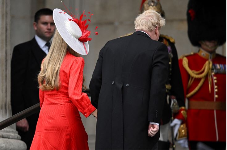 Boris Johnson şi soţia sa, întâmpinaţi cu huiduieli, ironii şi doar câteva aplauze când au ajuns la Catedrala St. Paul, la slujba religioasă organizată cu ocazia Jubileului de Platină al reginei Elizabeth II