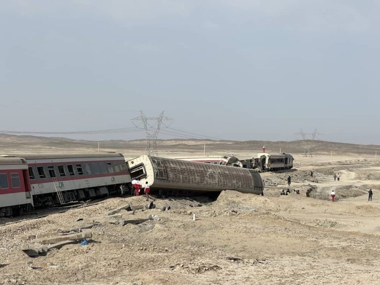 Tragedie feroviară în Iran (VIDEO): Un tren a sărit de pe şine şi cel puţin 10 oameni au murit!