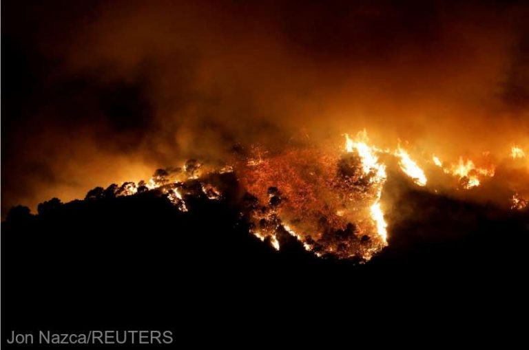 Pompierii se luptă cu un incendiu de pădure în nord-vestul Spaniei