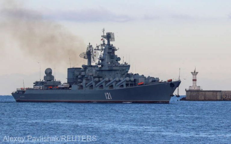 Ruşii spun că nava lor din Marea Neagră NU a fost lovită de rachetele ucrainene: ‘A luat foc singură şi este grav avariată!’