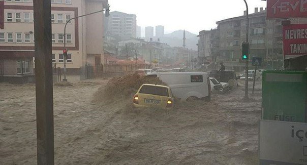 Ploi torenţiale au provocat inundaţii grave şi alunecări de teren în sudul Turciei