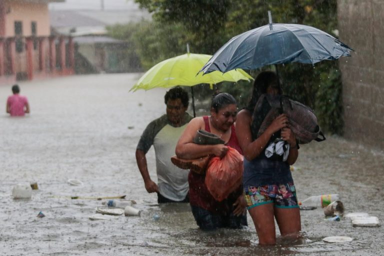 Cel puţin 15 morţi şi 500.000 de persoane afectate de ploile abundente în Guatemala