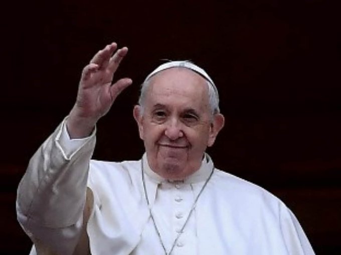 Contul de Twitter al Papei împlineşte 10 ani
