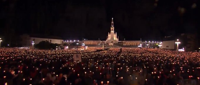 Zeci de mii de credincioşi adunaţi la Fatima, între care şi ucraineni, s-au rugat pentru pace