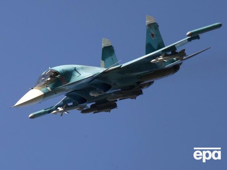 Un avion Su-34 a ars pe un aerodrom rusesc