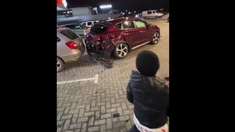 VIDEO Un șofer a accidentat mai multe automobile în Stăuceni, după care, a fugit de la fața locului