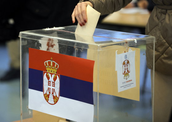 Astăzi, au loc alegerile parlamentare anticipate în Serbia