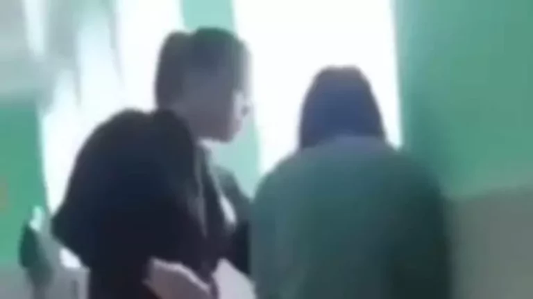 VIDEO/ IMAGINI CU IMPACT EMOȚIONAL/ O adolescentă bătută cu pumnii pe holul unei școli din raionul Florești
