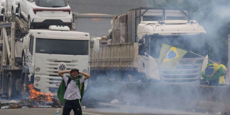 Camionagii brazilieni au DEBLOCAT şoselele din ţară