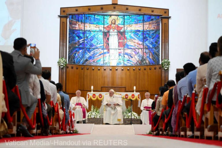 Papa Francisc susţine femeile şi migranţii, dar este critic faţă de reformatorii catolicii germani