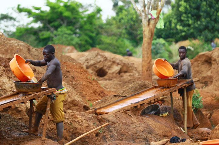 Uganda stă pe un munte de aur! Un zăcământ de 31 de milioane de tone a fost descoperit recent