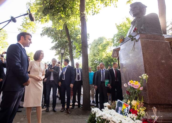 Macron nu l-a uitat pe Mihai Eminescu în timpul vizitei de la Chişinău