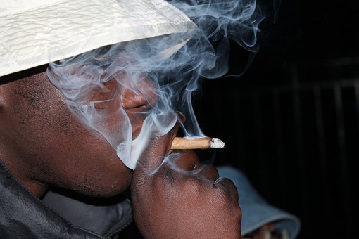 Noua Zeelandă va implementa progresiv o interdicţie aproape totală în ceea ce priveşte fumatul