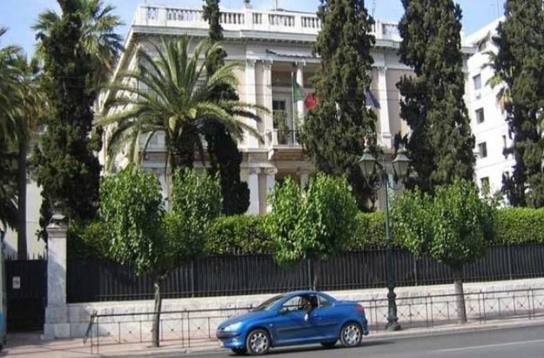 ATAC anarhist la Atena! Au fost vizate două maşini ale Ambasadei Italiei! Una dintre ele a sărit în aer!