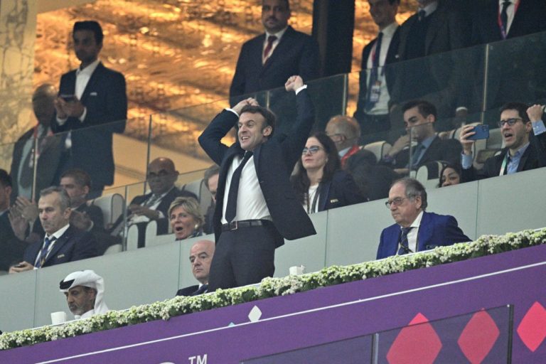 Macron îşi asumă în totalitate vizita din Qatar pentru a susţine echipa de fotbal a Franţei