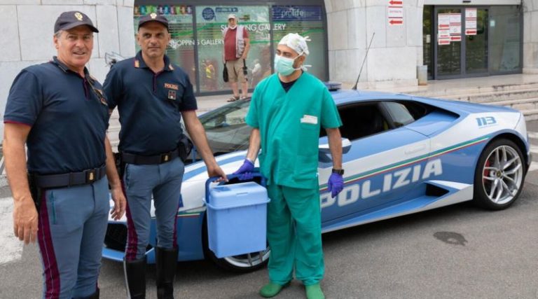 Poliţiştii italieni au traversat ţara într-un Lamborghini pentru a livra doi rinichi