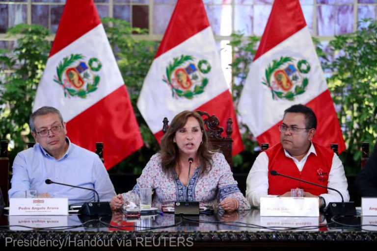 Dina Boluarte şi alţi responsabili, anchetaţi de parchetul peruan pentru ‘genocid’ împotriva manifestanţilor
