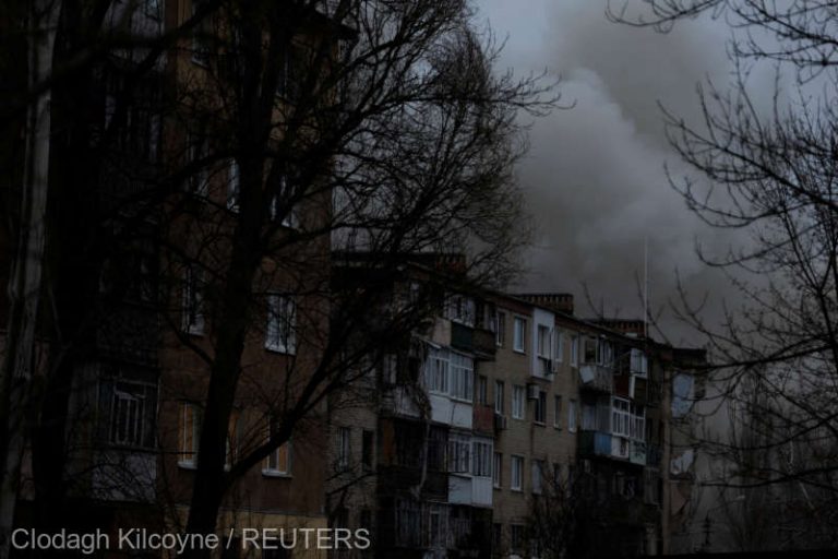 O rachetă rusească a lovit o clădire administrativă din Kupyansk; două persoane sunt prinse sub dărâmături
