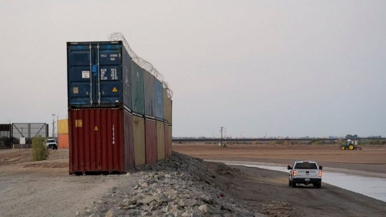 SUA au montat un nou zid de containere la frontiera cu Mexicul