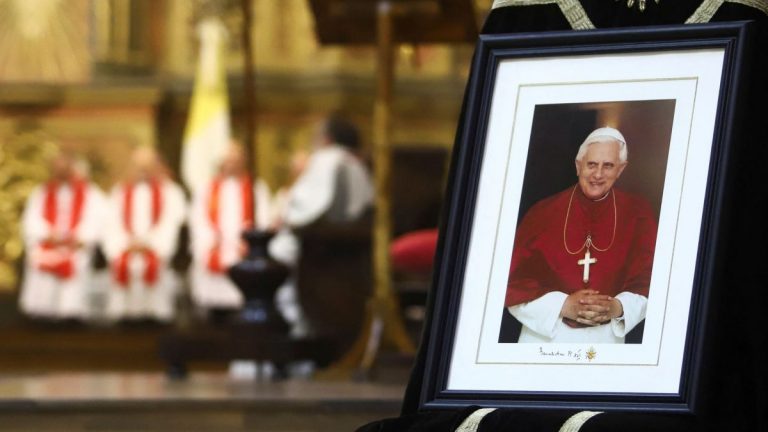 Slujba de înmormântare a fostului papă Benedict al XVI-lea va fi oficiată joi la Vatican