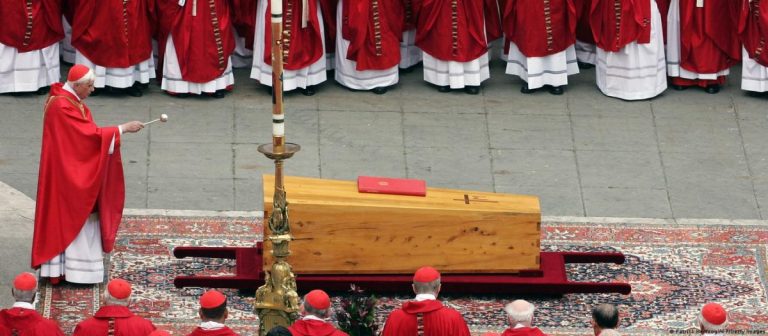 Sicriul cu trupul fostului papă Benedict al XVI-lea, în faţa miilor de credincioşi adunaţi în Piaţa Sfântul Petru – VIDEO