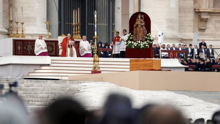 Papa Francisc a oficiat funeraliile fostului papă Benedict al XVI-lea în faţa a mii de credincioşi