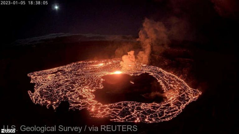 Vulcanul Kilauea din Hawaii a erupt, lava este limitată la regiunea craterului