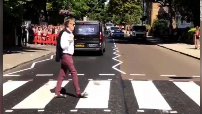 Paul McCartney ‘era să fie călcat’ de o maşină pe faimoasa trecere de pietoni de pe Abbey Road