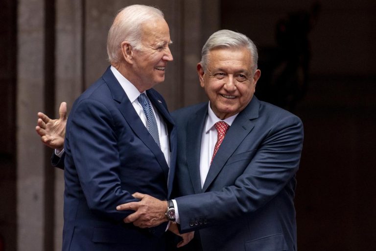 Biden şi Lopez Obrador au afişat o relaţie cordială la întâlnirea lor din Mexic, însă tensiunile persistă