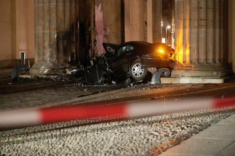 O maşină a intrat cu viteză în Poarta Brandenburg! Şoferul a murit pe loc