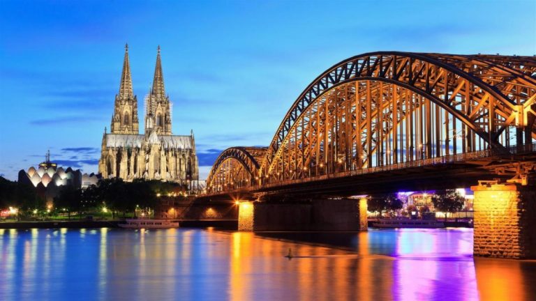 Un mare oraş din Germania TAIE iluminatul clădirilor-simbol
