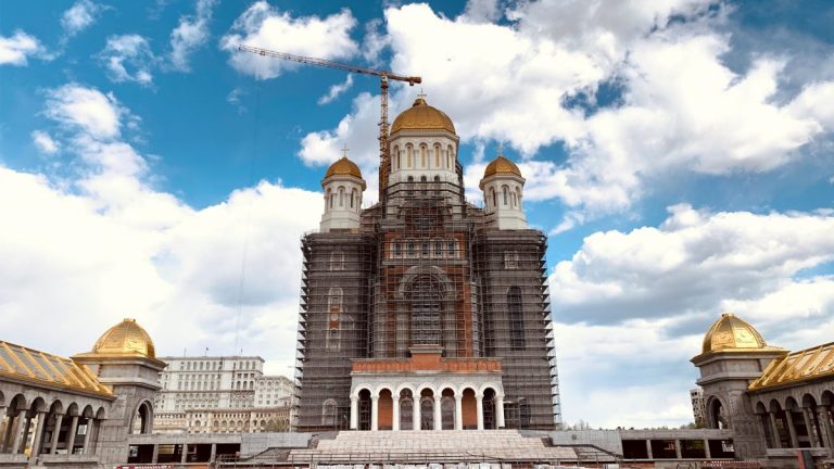 Cea mai mare catedrală ortodoxă din lume prinde formă deasupra Bucureștilor