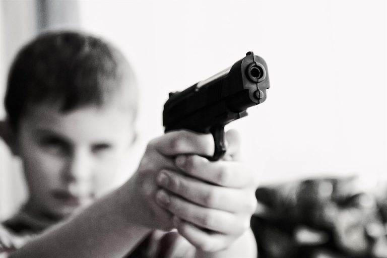 Un copil de 10 ani a împuşcat mortal un alt copil pentru că l-a învins la un joc video