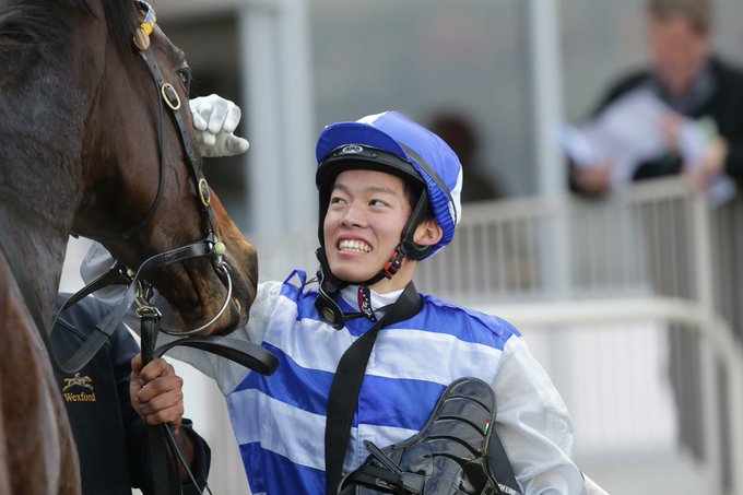 Un jocheu japonez a căzut de pe cal şi a murit la spital