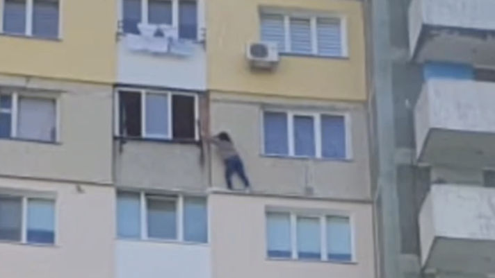 O femeie ar fi decedat după ce a căzut de la etaj. Aceasta a stat puțin timp agățată de o fereastră, la înălțime