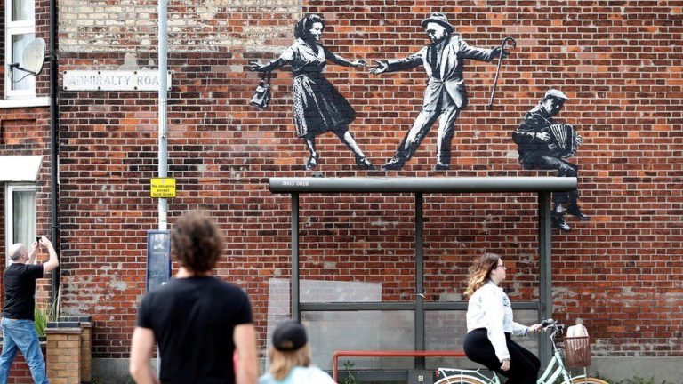 Banksy confirmă că este autorul unor desene în cadrul unei serii intitulate ‘A Great British Spraycation’