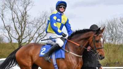 Un jocheu a murit în timpul unei curse de cai din Anglia
