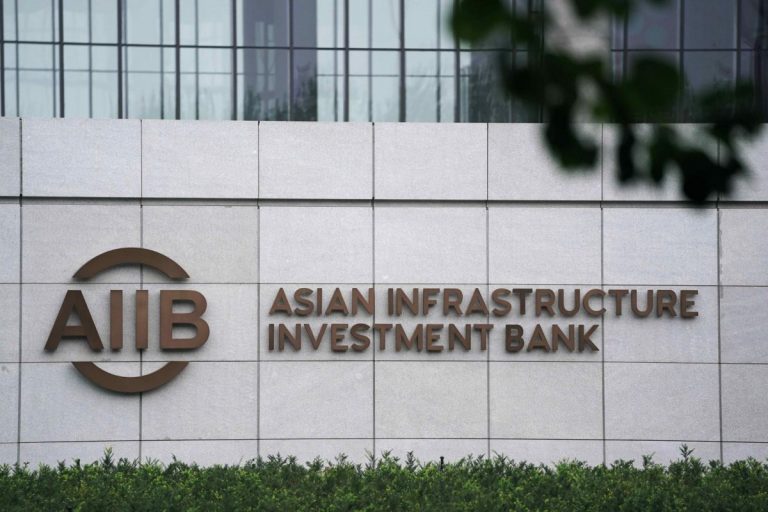 Banca Asiatică de Investiții în Infrastructură cu sediul în China își suspendă activitățile în Rusia și Belarus