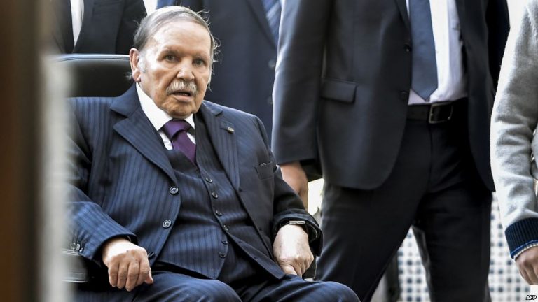 Un partid din cadrul coaliţiei de guvernare din Algeria i-a cerut lui Bouteflika să demisioneze