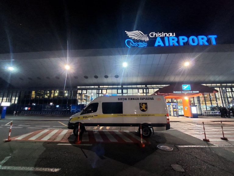 VIDEO/ Alertă nocturnă cu bombă la Aeroportul din Chișinău. Toți pasagerii, evacuați