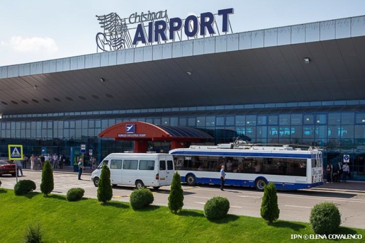 Percheziții matinale la Aeroportul Internaţional Chișinău