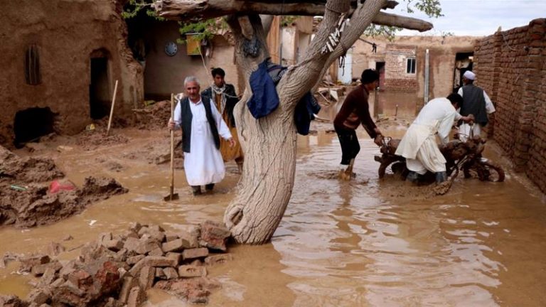 O familie a fost ucisă în nord-estul Afganistanului de prăbuşirea acoperişului casei, din cauza ploilor puternice