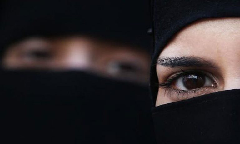 Studentele afgane trebuie să poarte abaya şi niqab